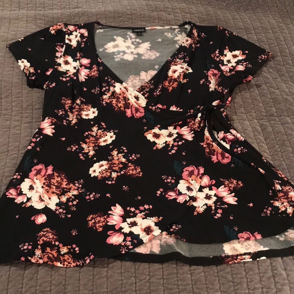 NWOT Torrid Floral Wrap Top sz 2